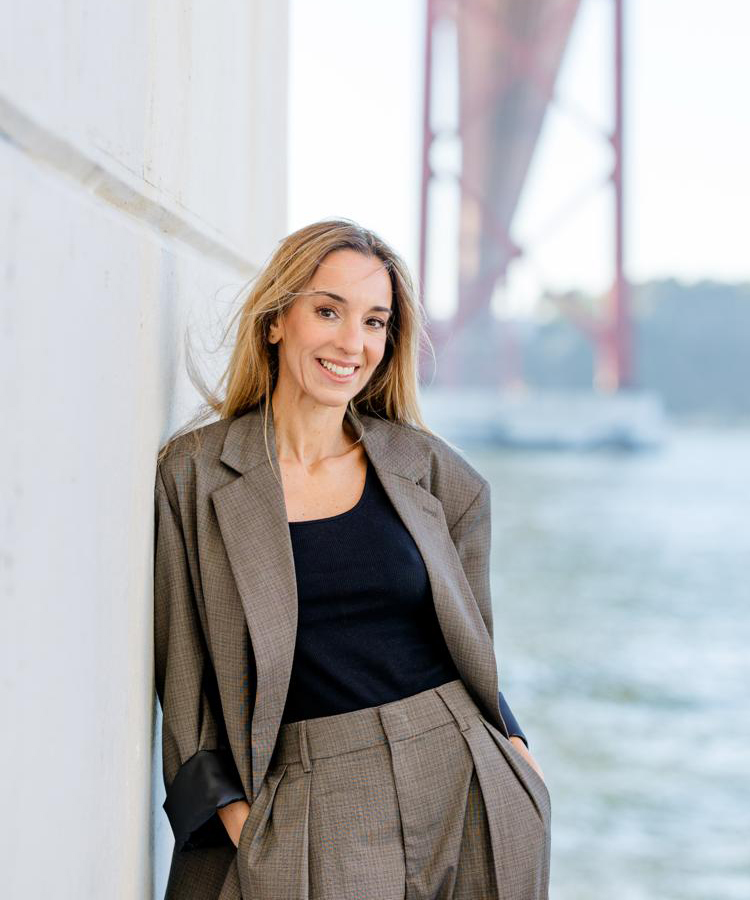 Retrato de Filipa Simões de Freitas junto ao rio Tejo, em Lisboa